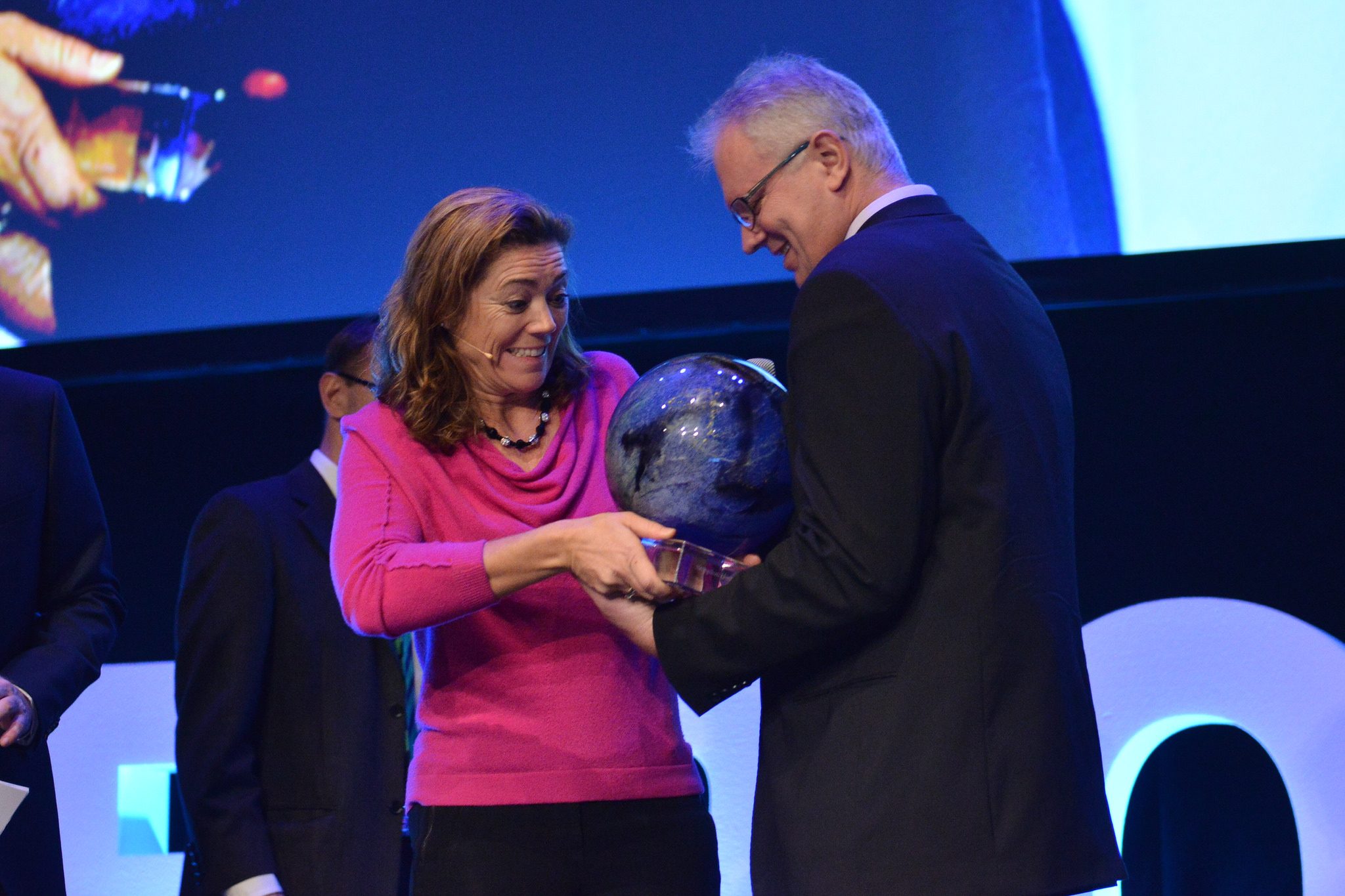 Kristin Skogen Lund deler ut Næringslivets Klimapris 2014 til elfergeprojsektet Ampere på Zerokonferansen 2014.